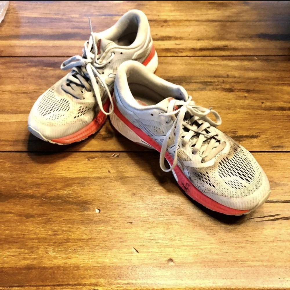 ASICS women's walking sports shors size 9